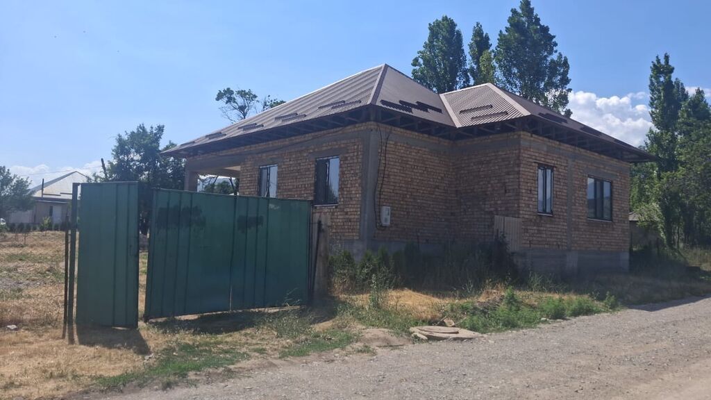 Продаётся земельный участок с домом из кирпича в селе Байтик 18