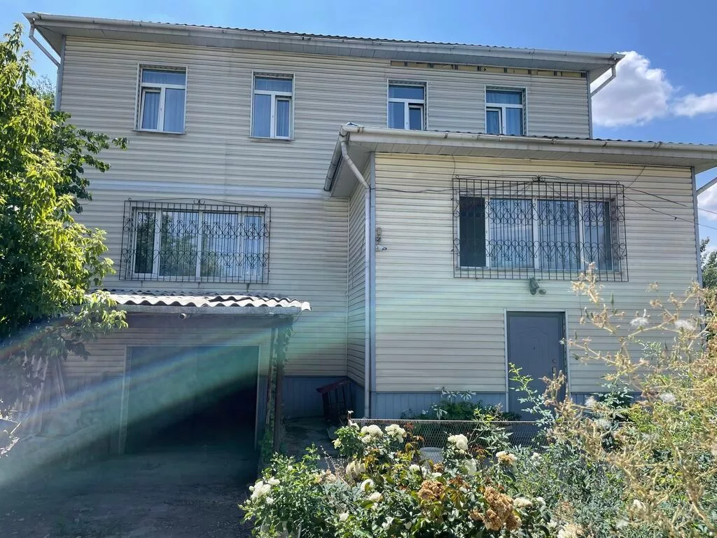 Срочно продаю 3х этажный дом, без посредников. Первый этаж, это