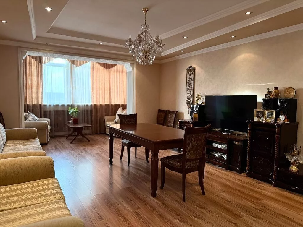 Продается большая 4-комнатная квартира в кирпичном доме - 160 м²