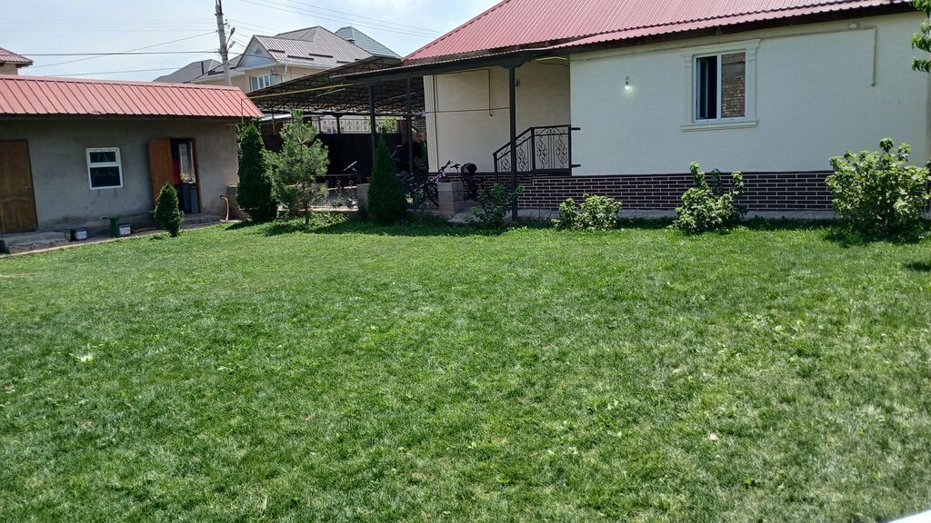 Дом с большим зеленым участком и садом - Один этаж, крыша из