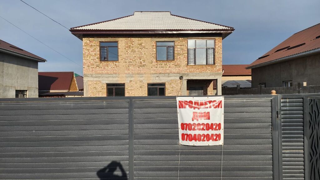 Продаётся жилой дом с участком и высоким глухим забором по периметру