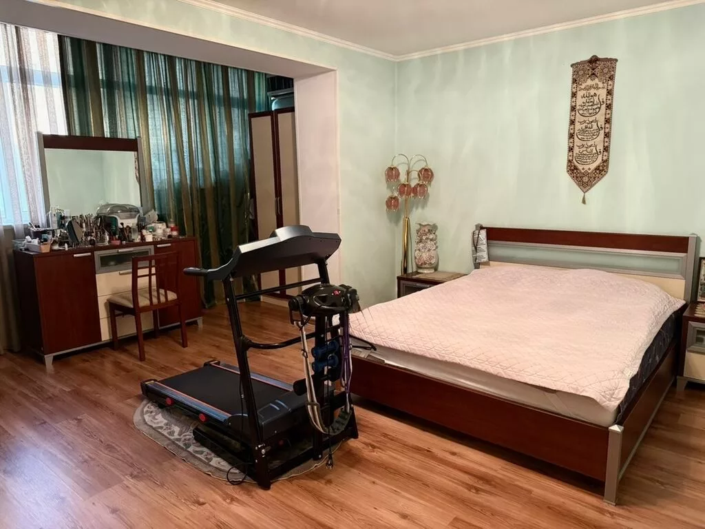 Продается квартира 4-комнатная квартира в кирпичном доме - 160 м²