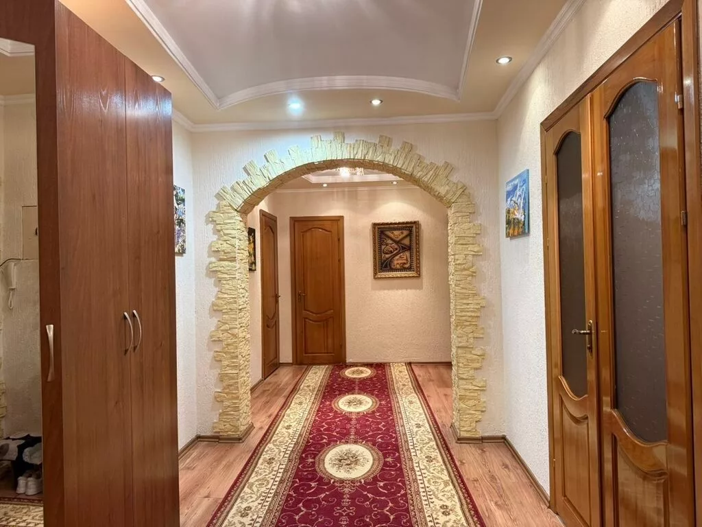 Продается квартира 4-комнатная квартира в кирпичном доме - 160 м²