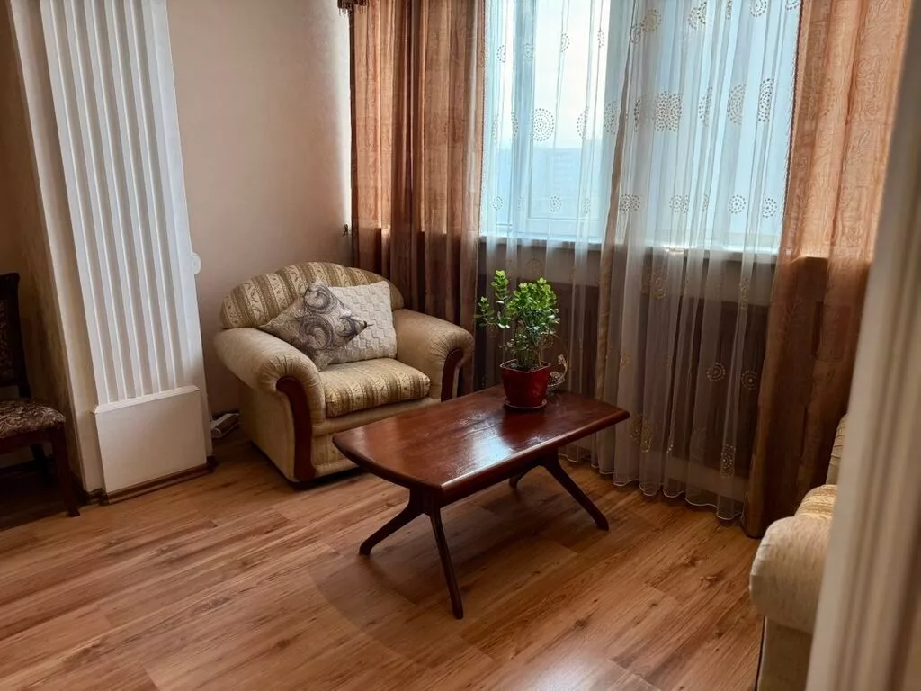 Продается квартира 4-комнатная квартира в кирпичном доме - 160 м²