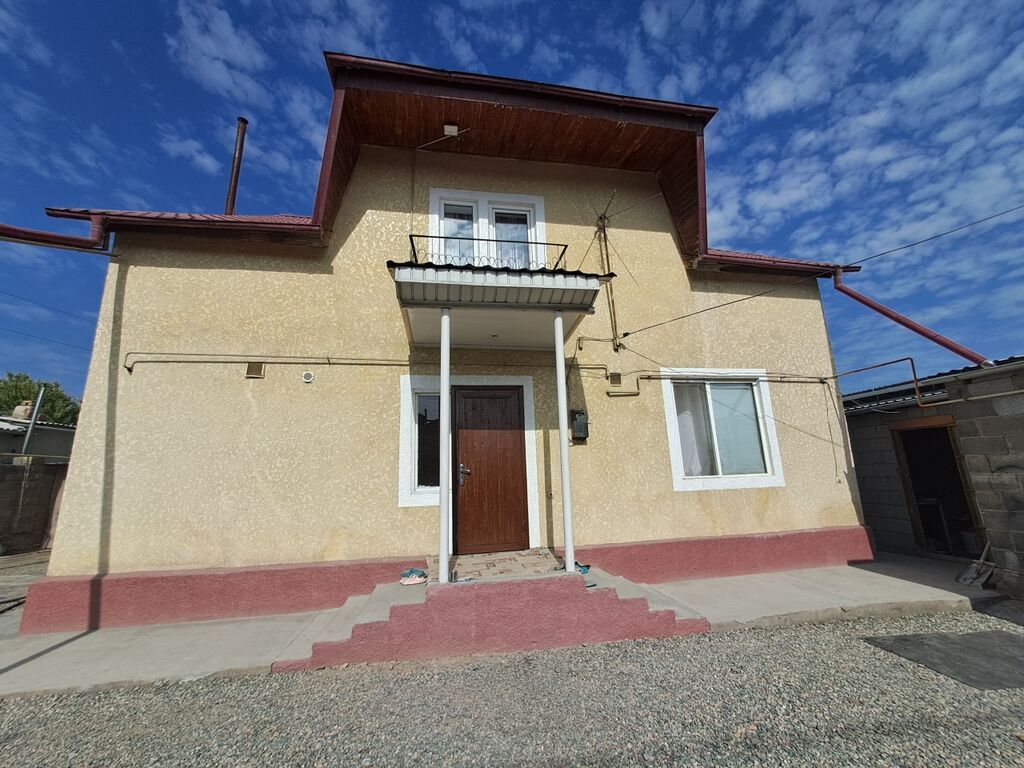 Продаётся двухэтажный жилой дом с приусадебным участком. Основные