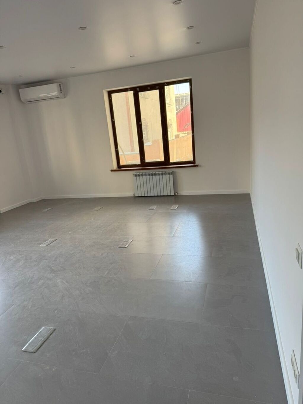 Аренда офисов, 135 м², В жилом комплексе, 1 линия