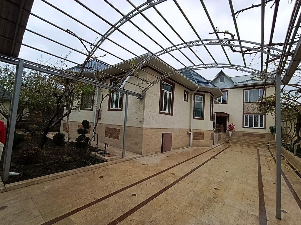 Сдаётся 2 особняка в одном участке. 8 комнат. Все условия для